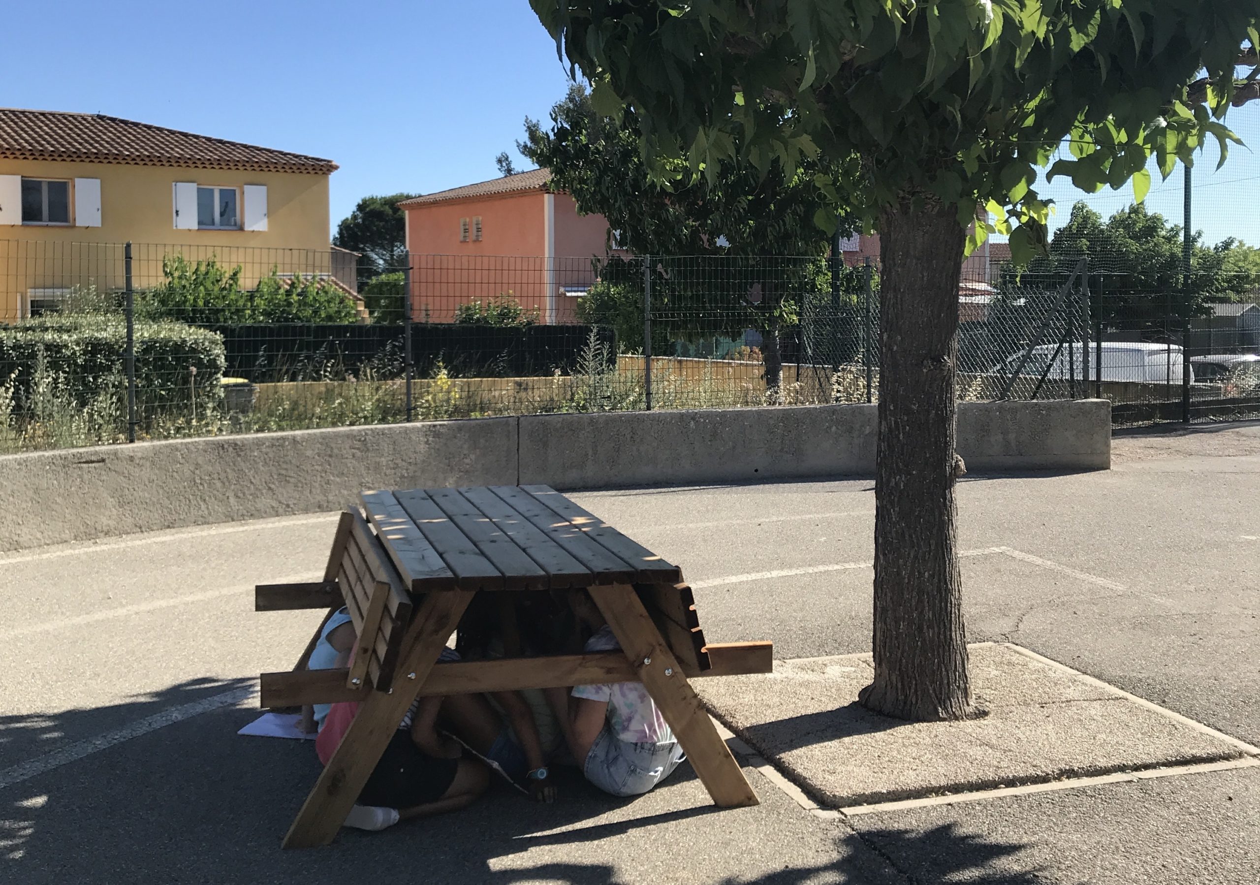 Elèves sous un banc pour se protéger du soleil - Saint-Maximin - © Mathilde Szydywar
