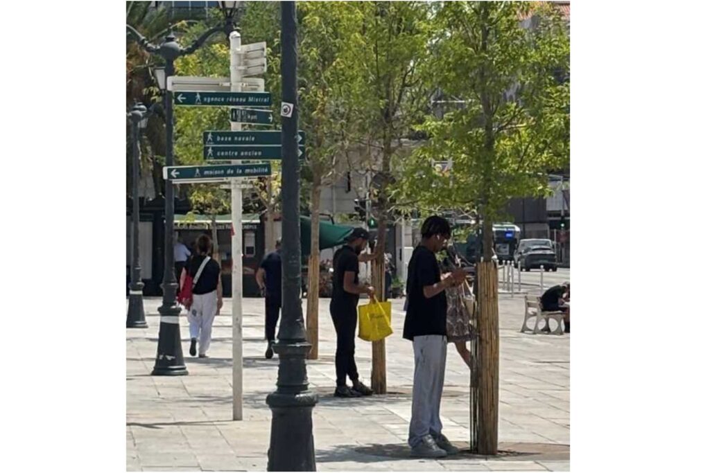 Les habitant.e.s cherchent l’ombre sur la place de la Liberté (photo TeC Juillet 2025)