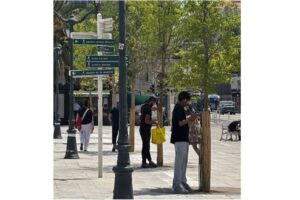 Les habitant.e.s cherchent l’ombre sur la place de la Liberté (photo TeC Juillet 2025)