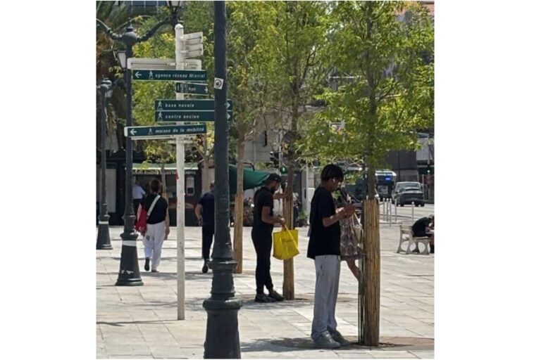 Les habitant.e.s cherchent l’ombre sur la place de la Liberté (photo TeC Juillet 2025)